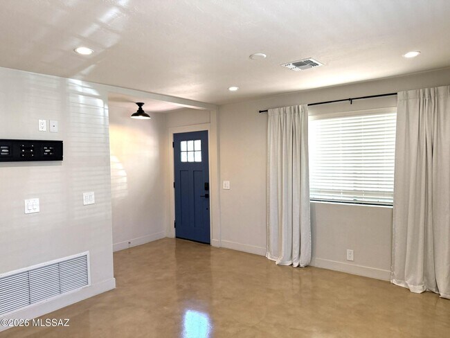Building Photo - 426 S Stratford Dr