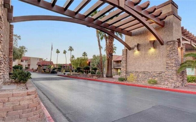 Building Photo - 2 bed 1 bath condo for rent -$1300