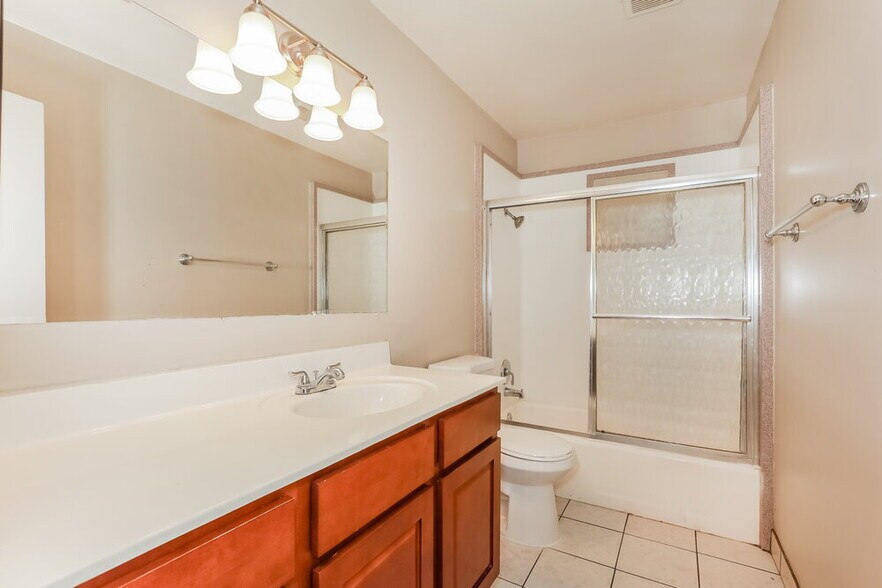 Building Photo - 1544 E Clover