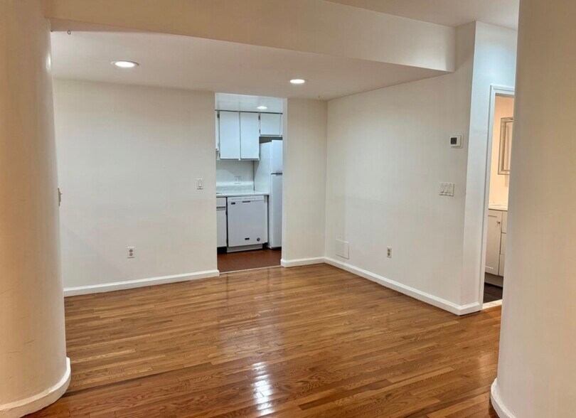 Building Photo - 390 Riverway