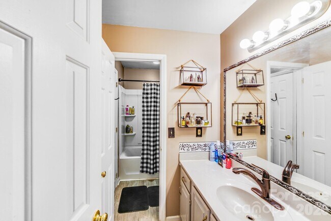 Building Photo - 2116 Bon Villa Way