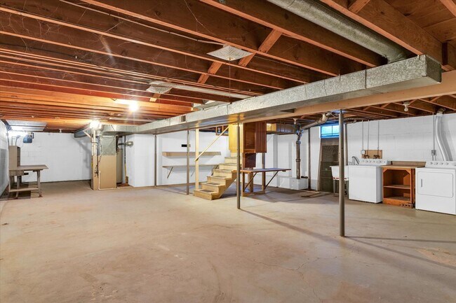 Building Photo - 220 Ivanhoe Way