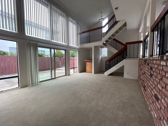 Building Photo - 2506 Levante St