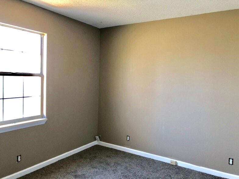 Large bedroom 2 - 346 N Birchwood Dr