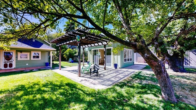 Building Photo - Country Charm Meets Vineyard Views! Two Bedroom Two bath with room to relax!