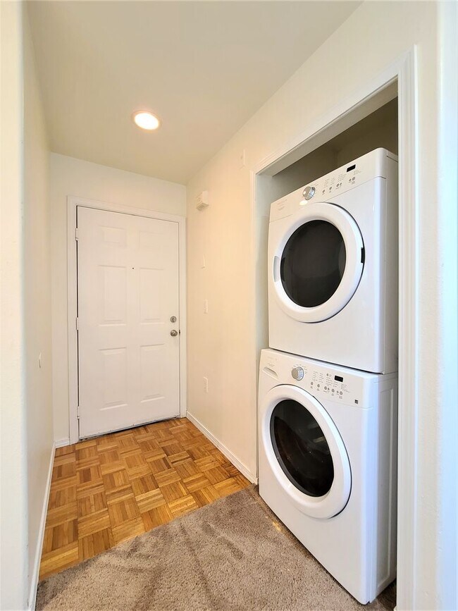Building Photo - Everett Condo Near Boeing / Bonus 1/2 off 1st Month Rent!