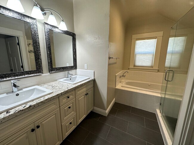 Building Photo - Beautifully Renovated 5 Bedroom Midtown Home