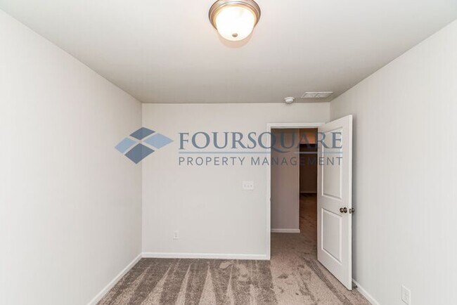 Building Photo - Modern End-Unit Townhome with 2-Car Garage | Pet Friendly