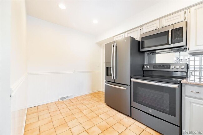 Building Photo - 24356 E River Rd