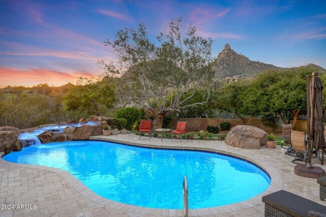 Building Photo - Beautiful custom home with backyard Oasis!