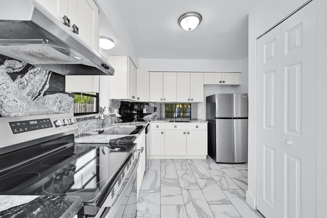 Building Photo - 498 NE 42nd St
