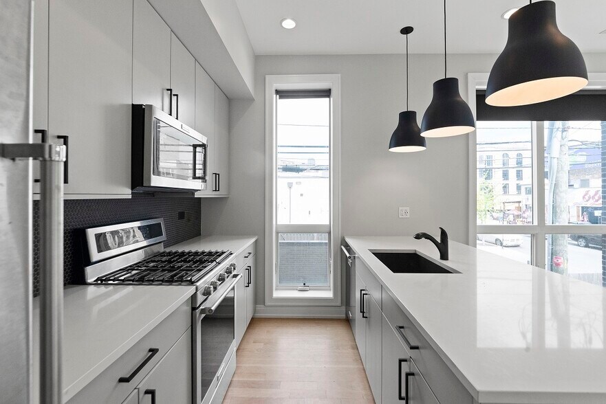 Building Photo - 1050 W Cornelia Ave