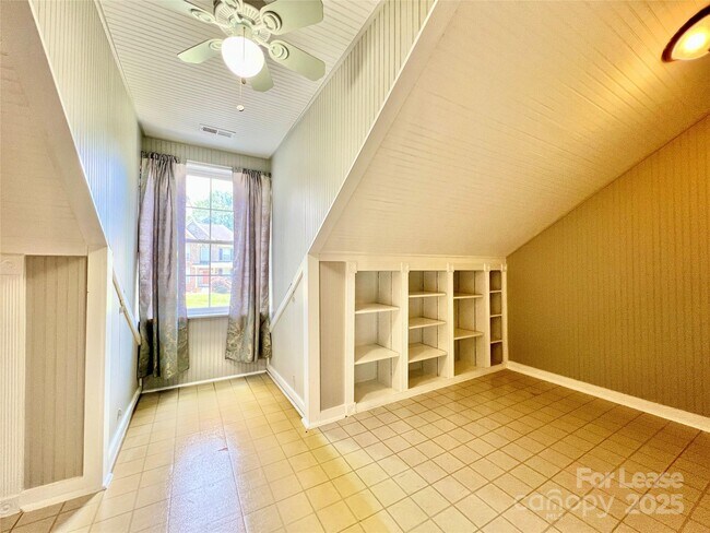 Building Photo - 811 Deercross Ln