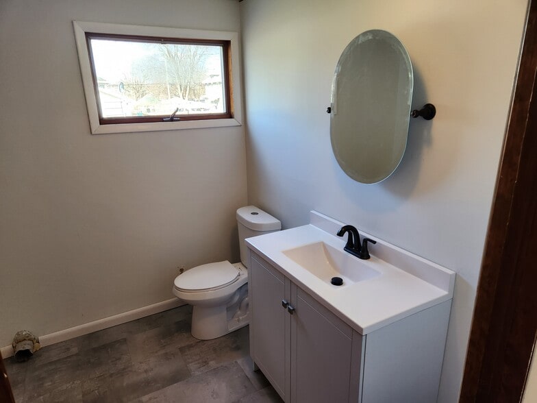 1/2 bathroom / Laudry - 4607 James St