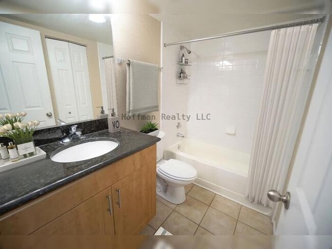 Building Photo - Spacious 2-Bedroom Condo with Screened Lanai in Gallery at Bayport