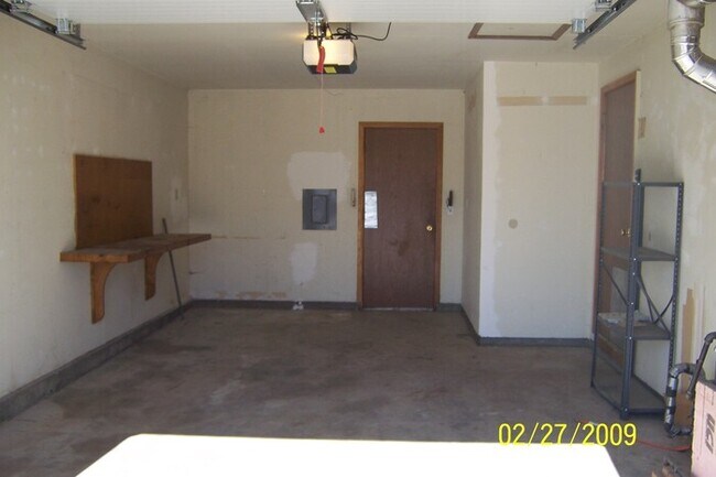 Building Photo - Single family 2 bedroom....