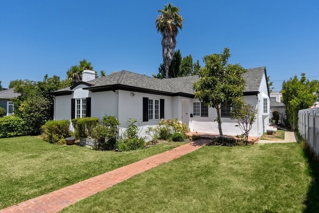 Primary Photo - Designer-Done 3 Bed + 3 Bath in Prime Beve...