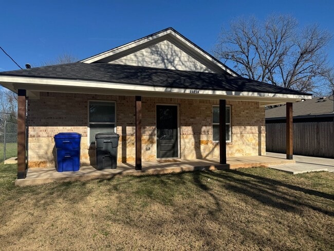 Building Photo - Updated 3/2 Duplex in the Heart of Waco