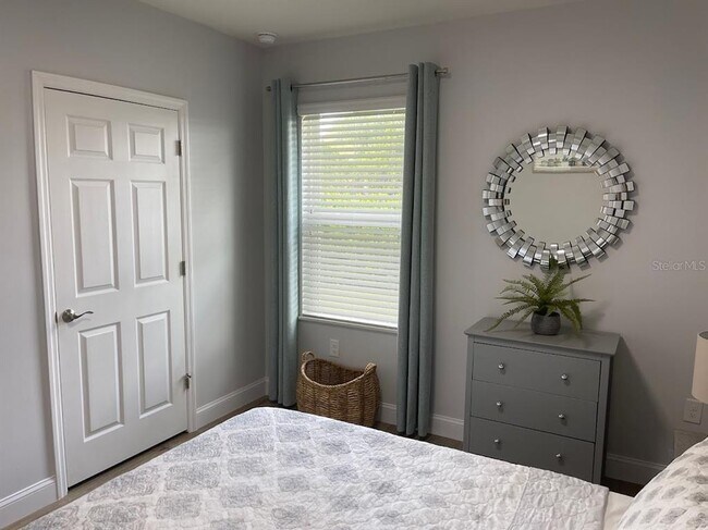 Building Photo - 690 Hadley Pl E