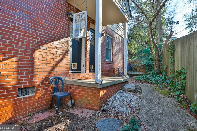 Building Photo - 487 Lakeshore Dr NE