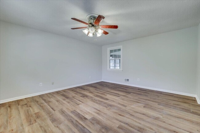 Building Photo - 3 Bed/2Bath home with garage, sunroom, and shed in Martinez