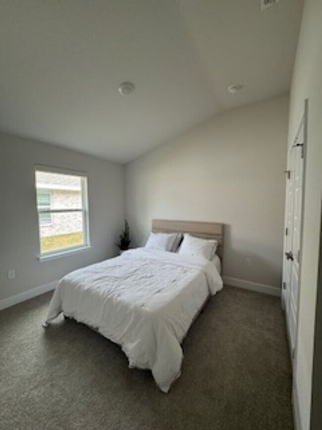 Building Photo - Beautiful 3/2/2 in Sawmill creek community! Lawn care included, water view, community pool...