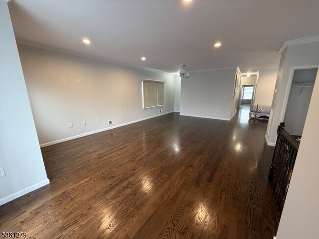 Building Photo - 906 Flora St