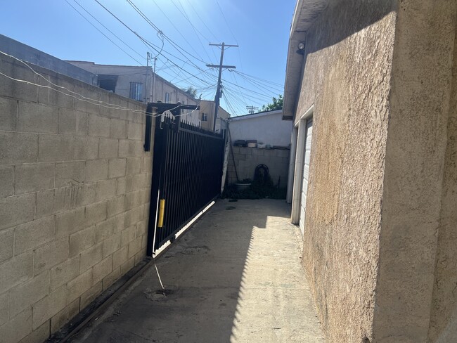 Building Photo - 126 W 71st St