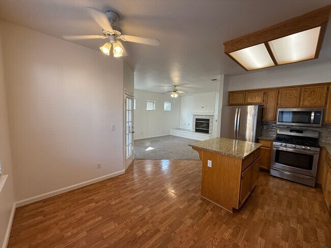 Building Photo - 4 bed 2.5 bath 2 story home available now!