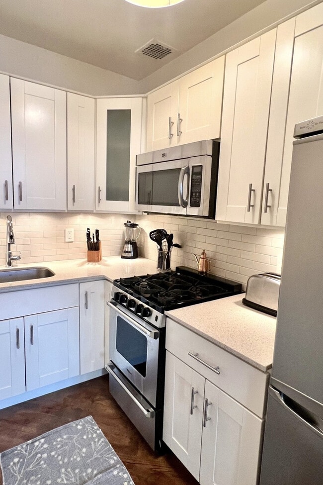 Building Photo - 134 W 71st St