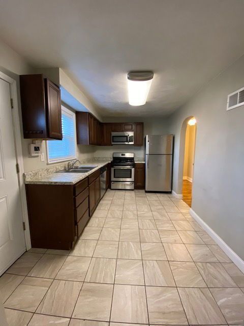 Building Photo - 702 S Cherry St