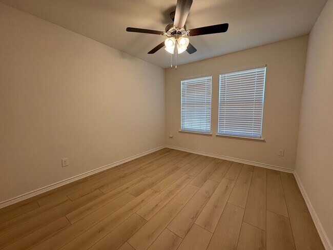 Building Photo - Pristine in Princeton!