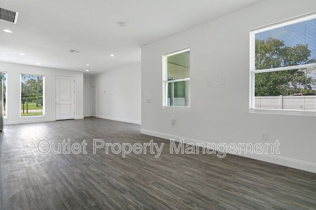 Building Photo - 1649 Lake Dr