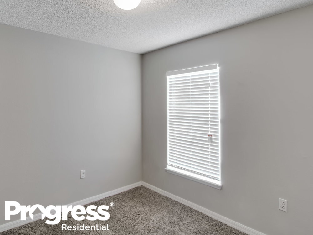 Building Photo - 8448 Oak Crossing Dr W