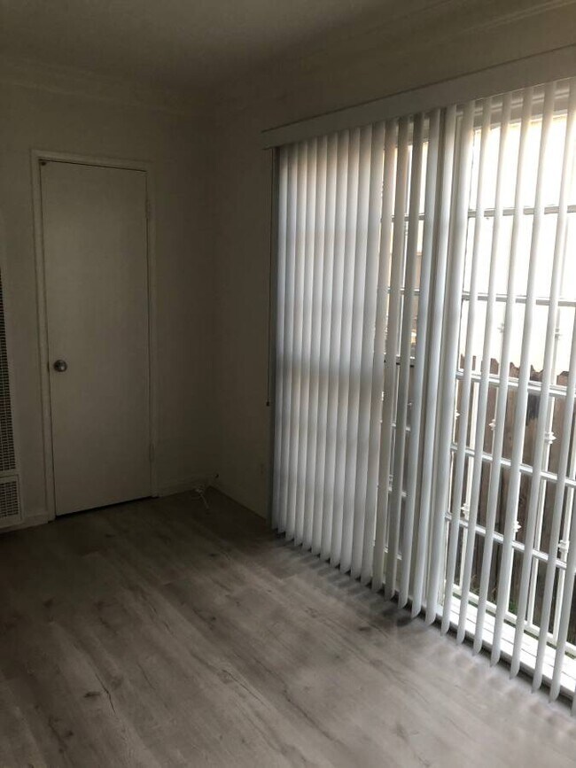 2307-1 Studio - 2305-2309 S Halm Ave