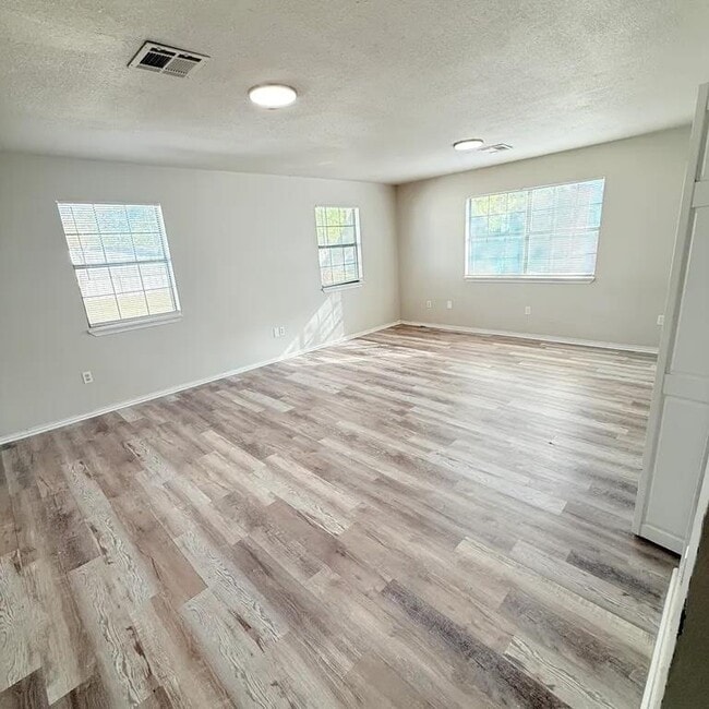 Building Photo - 4004 SE 25th St