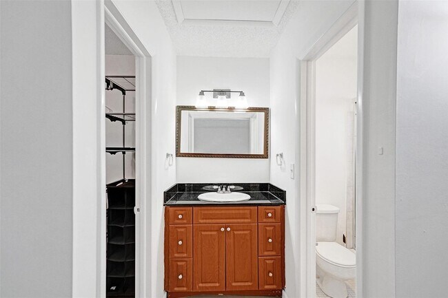 Building Photo - 5140 SW 40th Ave