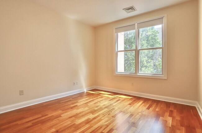 Building Photo - 303 Grand St