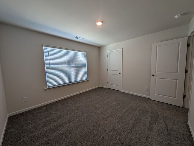 Building Photo - Spacious 2 story, 5 bedroom, 3 bath Home located in Secrest Commons Community!