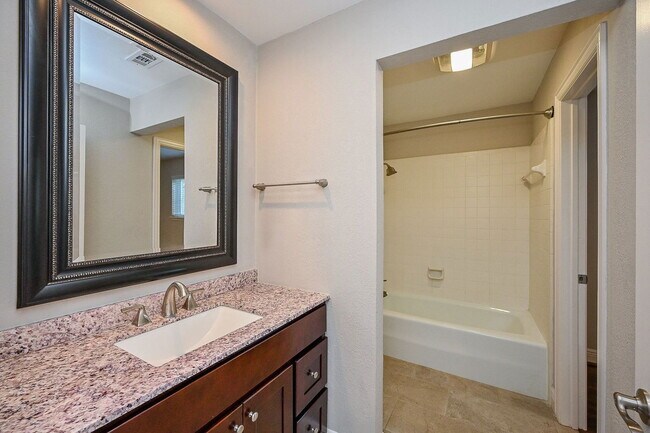 Building Photo - 414 Fox Briar Ln