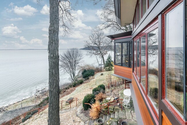 Building Photo - Lake Mendota Dream Home in Desirable Sprin...