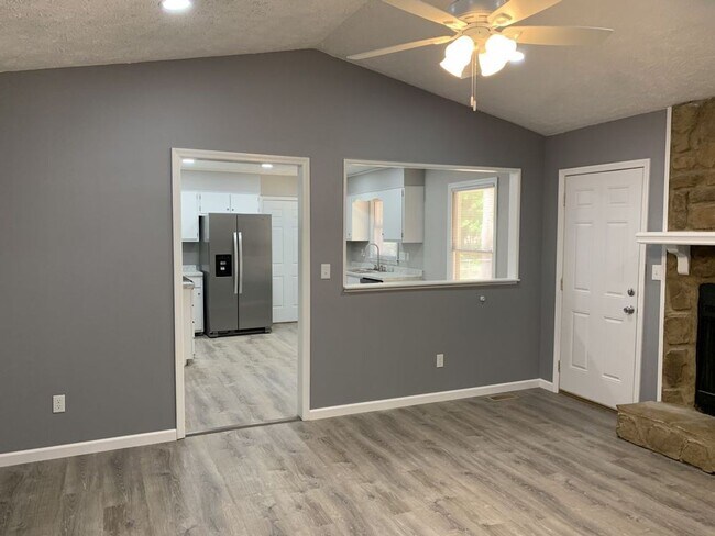 Building Photo - Charming 3 Bed, 2 Bath Home in Fayetteville
