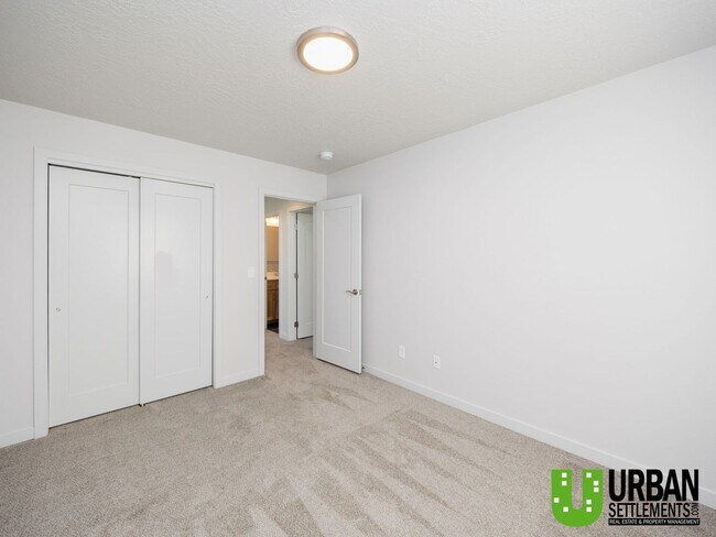 Building Photo - Woodlawn Duplex