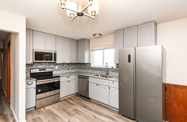 Building Photo - Lovely 3 Bedroom 2 Bathroom Home