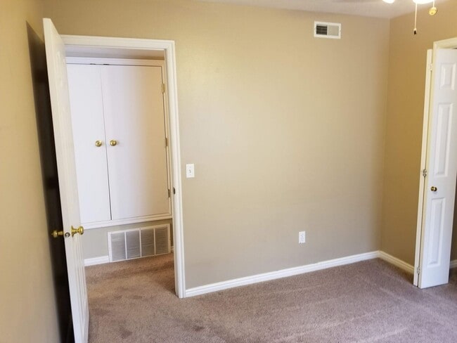 Building Photo - 3 Bed, 2 Bath in Orem - with pool access!