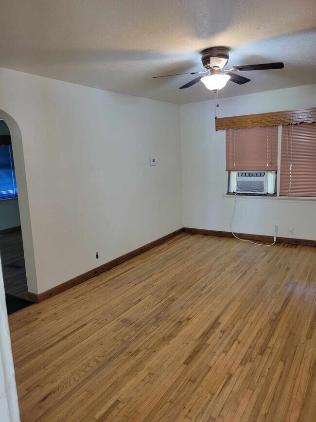 Building Photo - 1 BEDROOM 1 BATHROOM DUPLEX FOR RENT