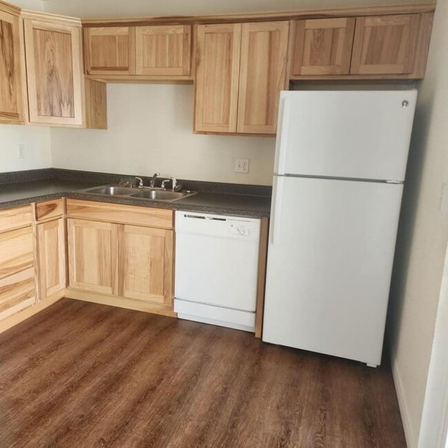 Building Photo - 444 NW D St