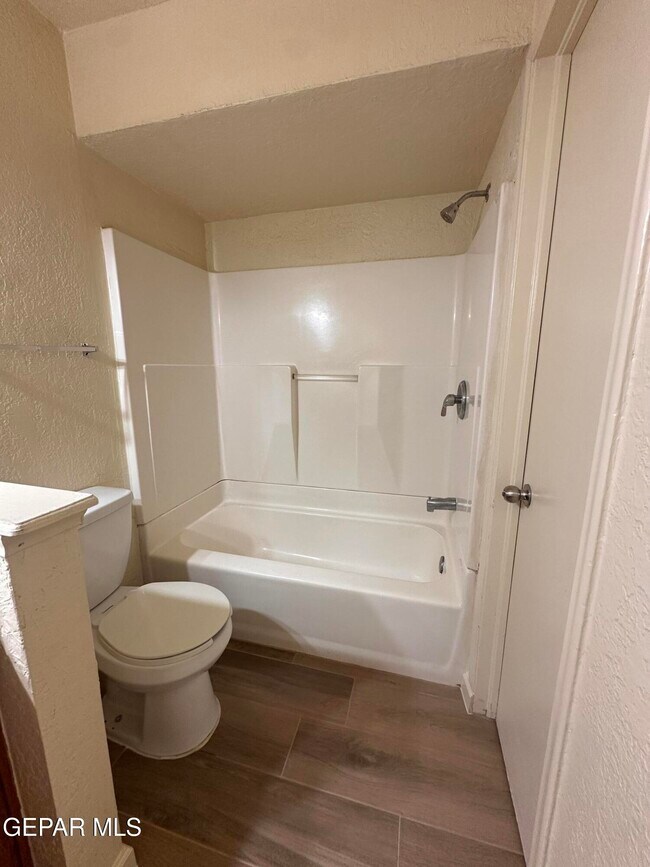 Building Photo - 6201 Escondido Dr