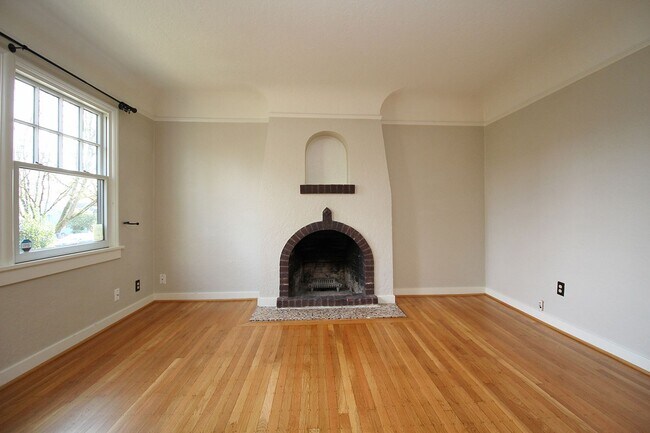 Building Photo - Spectacular 3 Bed English Tudor in the Per...