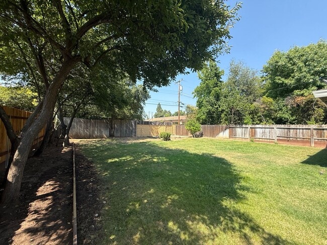 Building Photo - 3 bed 2 bath available in Sacramento!